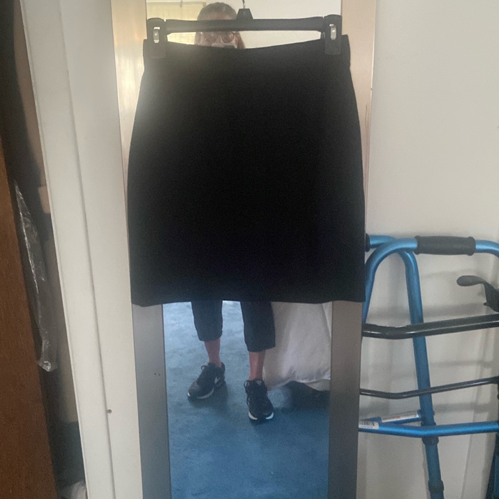 Vintage Chanel black wool crêpe skirt unlined o with gold button in back size 0/